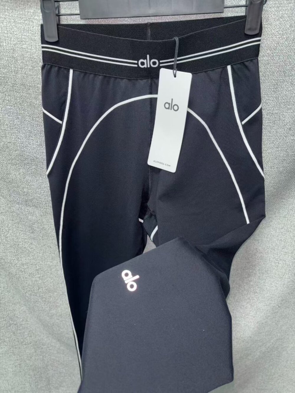 🔥Alo Yoga High-Waisted Heart-Shaped Leggings in Black and White Color Block🤍 - Picture 3 of 9